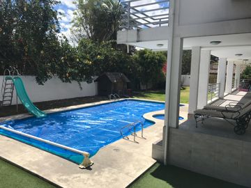VENDO CASA CON PISCINA EN URB. PRIVADA CUMBAYA (Sector Colegio Menor)