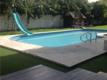 VENDO CASA CON PISCINA EN URB. PRIVADA CUMBAYA (Sector Colegio Menor)