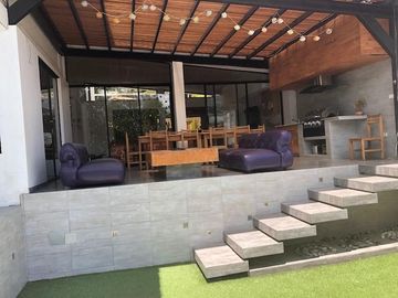 VENDO CASA CON PISCINA EN URB. PRIVADA CUMBAYA (Sector Colegio Menor)