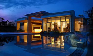 METRO MANILA High End Condo Modern Minimialist Condo near Hotel Mall Resturants and Airport Hospital School Office  HIGH END BUT AFFORDABLE CONDO IN S