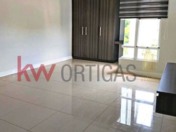 Townhouse in Don Antonio Heights South Subdivision