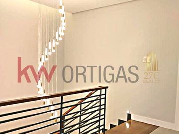 Townhouse in Don Antonio Heights South Subdivision