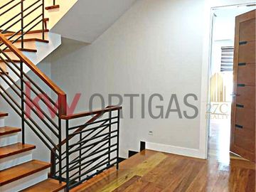 Townhouse in Don Antonio Heights South Subdivision