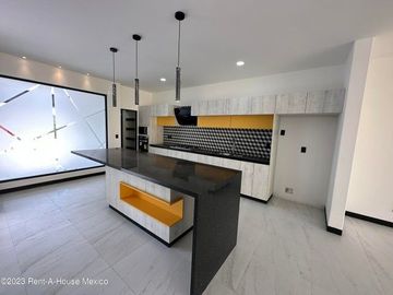 Cumbres del Lago. VENTA - Casa de 3 niveles, doble altura, cuarto de servicio