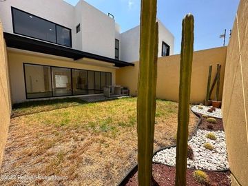 Cumbres del Lago. VENTA - Casa de 3 niveles, doble altura, cuarto de servicio