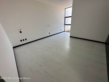 Cumbres del Lago. VENTA - Casa de 3 niveles, doble altura, cuarto de servicio
