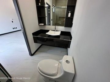 Cumbres del Lago. VENTA - Casa de 3 niveles, doble altura, cuarto de servicio