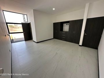 Cumbres del Lago. VENTA - Casa de 3 niveles, doble altura, cuarto de servicio