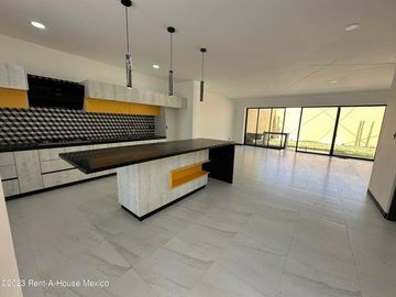 Cumbres del Lago. VENTA - Casa de 3 niveles, doble altura, cuarto de servicio