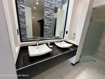 Cumbres del Lago. VENTA - Casa de 3 niveles, doble altura, cuarto de servicio