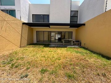 Cumbres del Lago. VENTA - Casa de 3 niveles, doble altura, cuarto de servicio