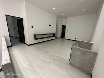 Cumbres del Lago. VENTA - Casa de 3 niveles, doble altura, cuarto de servicio