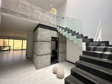 Cumbres del Lago. VENTA - Casa de 3 niveles, doble altura, cuarto de servicio