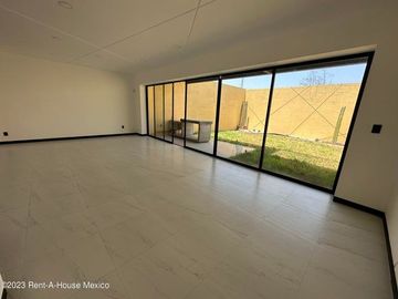 Cumbres del Lago. VENTA - Casa de 3 niveles, doble altura, cuarto de servicio