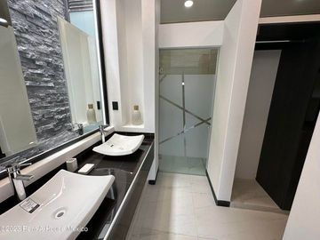 Cumbres del Lago. VENTA - Casa de 3 niveles, doble altura, cuarto de servicio
