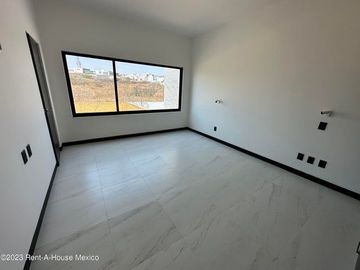 Cumbres del Lago. VENTA - Casa de 3 niveles, doble altura, cuarto de servicio