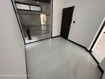 Cumbres del Lago. VENTA - Casa de 3 niveles, doble altura, cuarto de servicio