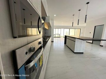 Cumbres del Lago. VENTA - Casa de 3 niveles, doble altura, cuarto de servicio