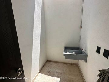 Cumbres del Lago. VENTA - Casa de 3 niveles, doble altura, cuarto de servicio
