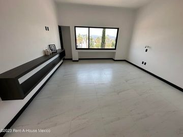 Cumbres del Lago. VENTA - Casa de 3 niveles, doble altura, cuarto de servicio