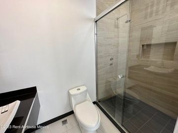 Cumbres del Lago. VENTA - Casa de 3 niveles, doble altura, cuarto de servicio