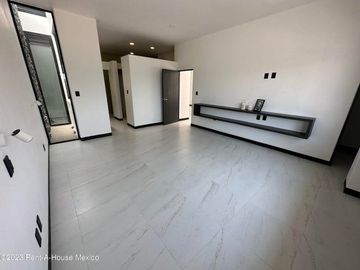Cumbres del Lago. VENTA - Casa de 3 niveles, doble altura, cuarto de servicio