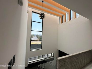Cumbres del Lago. VENTA - Casa de 3 niveles, doble altura, cuarto de servicio