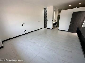 Cumbres del Lago. VENTA - Casa de 3 niveles, doble altura, cuarto de servicio