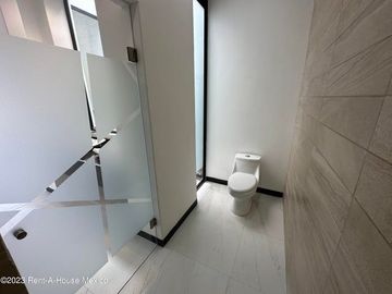 Cumbres del Lago. VENTA - Casa de 3 niveles, doble altura, cuarto de servicio