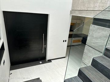Cumbres del Lago. VENTA - Casa de 3 niveles, doble altura, cuarto de servicio