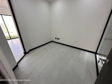 Cumbres del Lago. VENTA - Casa de 3 niveles, doble altura, cuarto de servicio