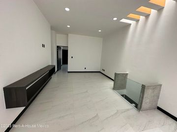 Cumbres del Lago. VENTA - Casa de 3 niveles, doble altura, cuarto de servicio