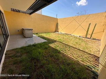 Cumbres del Lago. VENTA - Casa de 3 niveles, doble altura, cuarto de servicio
