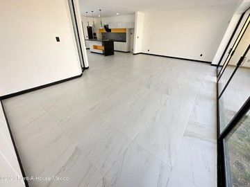 Cumbres del Lago. VENTA - Casa de 3 niveles, doble altura, cuarto de servicio