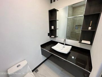 Cumbres del Lago. VENTA - Casa de 3 niveles, doble altura, cuarto de servicio