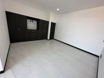 Cumbres del Lago. VENTA - Casa de 3 niveles, doble altura, cuarto de servicio