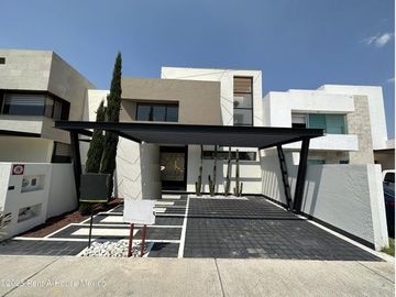 Cumbres del Lago. VENTA - Casa de 3 niveles, doble altura, cuarto de servicio