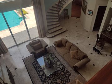 La Planicie - Vendo espectacular casa estilo americano - 7 Dorm, 15 Cocheras, Piscina, Dpto independiente, etc.