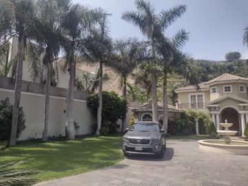 La Planicie - Vendo espectacular casa estilo americano - 7 Dorm, 15 Cocheras, Piscina, Dpto independiente, etc.