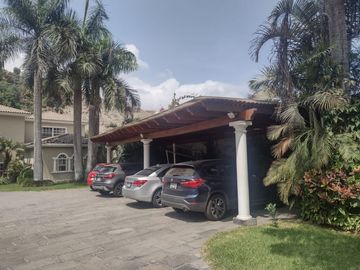 La Planicie - Vendo espectacular casa estilo americano - 7 Dorm, 15 Cocheras, Piscina, Dpto independiente, etc.