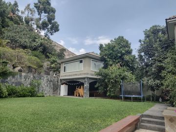 La Planicie - Vendo espectacular casa estilo americano - 7 Dorm, 15 Cocheras, Piscina, Dpto independiente, etc.