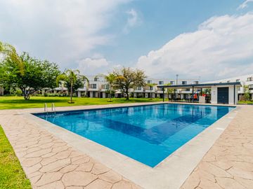 CASA EN VENTA A 15 MINUTOS DE CUERNAVACA, MORELOS. 3 RECÁMARAS, TERRAZA, ALBERCA, CANCHAS DEPORTIVAS Y PET PARK.