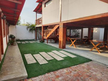ENCANTADORA CASA EN VENTA A 20 METROS DE LA PLAYA CON VISTA AL MAR EN CRUCITA
