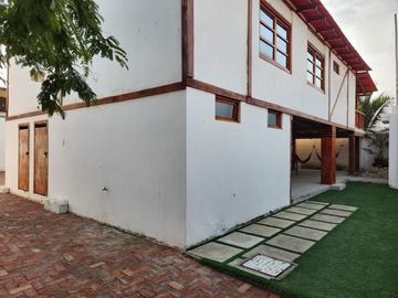 ENCANTADORA CASA EN VENTA A 20 METROS DE LA PLAYA CON VISTA AL MAR EN CRUCITA