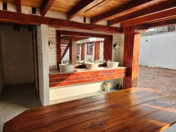 ENCANTADORA CASA EN VENTA A 20 METROS DE LA PLAYA CON VISTA AL MAR EN CRUCITA