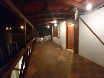 ENCANTADORA CASA EN VENTA A 20 METROS DE LA PLAYA CON VISTA AL MAR EN CRUCITA