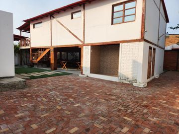 ENCANTADORA CASA EN VENTA A 20 METROS DE LA PLAYA CON VISTA AL MAR EN CRUCITA