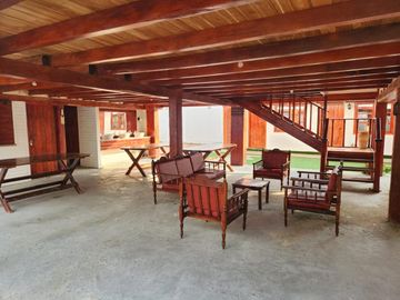 ENCANTADORA CASA EN VENTA A 20 METROS DE LA PLAYA CON VISTA AL MAR EN CRUCITA