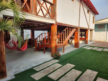 ENCANTADORA CASA EN VENTA A 20 METROS DE LA PLAYA CON VISTA AL MAR EN CRUCITA