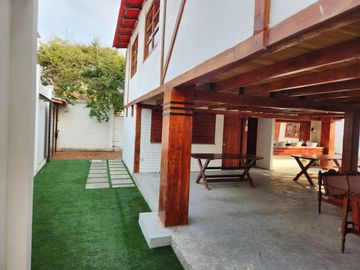 ENCANTADORA CASA EN VENTA A 20 METROS DE LA PLAYA CON VISTA AL MAR EN CRUCITA